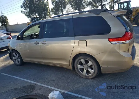 2012 Toyota Sienna Le 8-Passenger z USA, uszkodzony, nr VIN 5TDKK3DC7CS228653